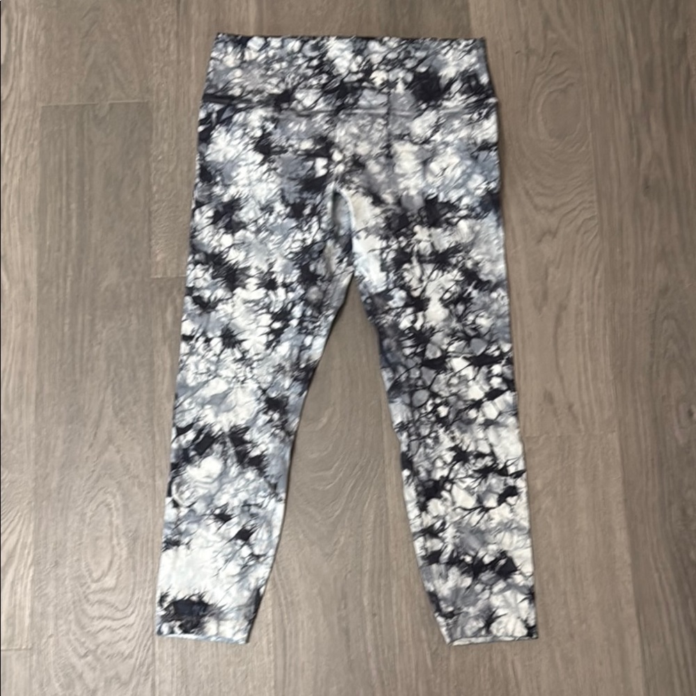 Lululemon Athletica Black and White wunder under Leggings
